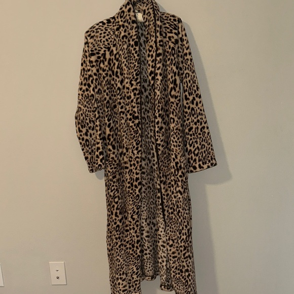 Victoria's Secret Leopard Print Robe - Picture 4 of 8